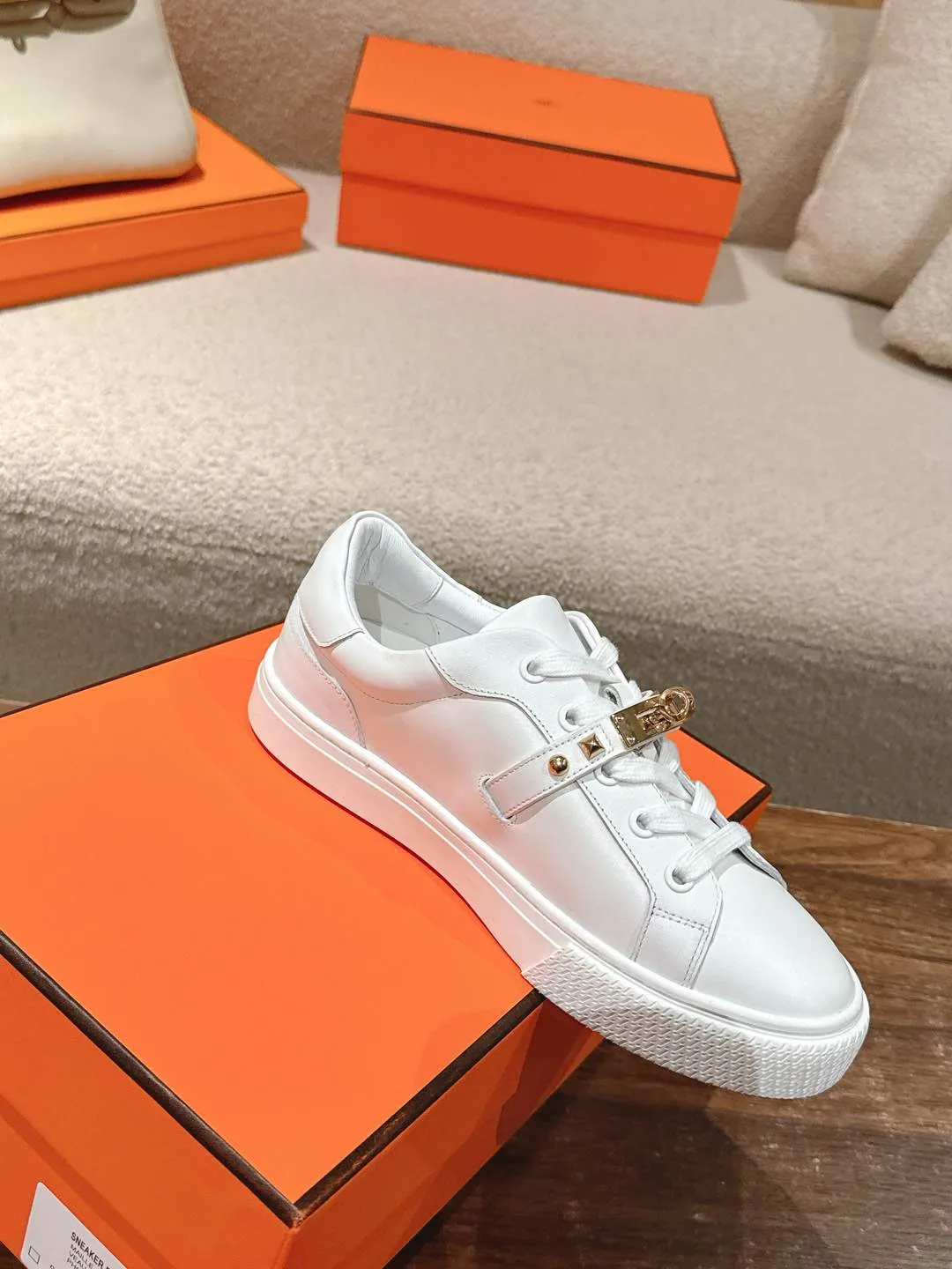 👟👟Ex-factory price 600👟👟Hermes top version couple model Epsom calfskin and calfskin loafer style lace-up sneakers, with functional rose gold-plated Kelly shoe buckles. Create a stylish urban look. Fabric: Specific cowhide/canvas material Lining: Sheepskin lining Outsole: Original molded TPU outsole Size: 35-45